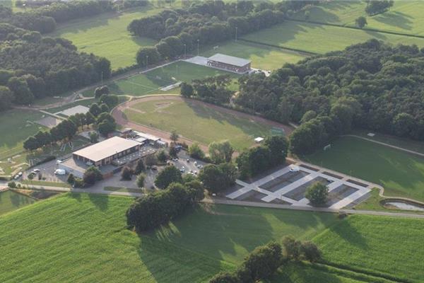 Aanleg sportpark met kunstgras en 3 natuurgras voetbalvelden, atletiekpiste gravel, beachterrein, skatepark, Finse piste en omgevingswerken - Sportinfrabouw NV